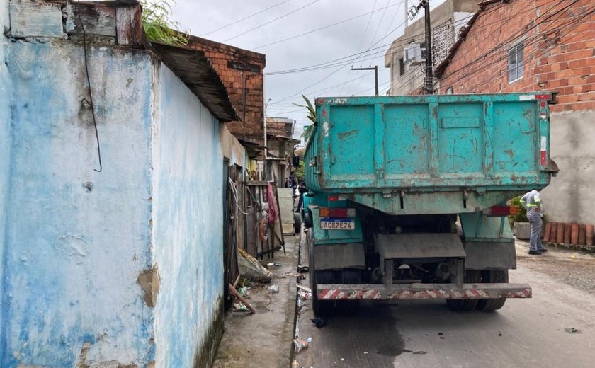 Seis toneladas de entulho são removidas de casas com acúmulo há 30 anos em Maceió