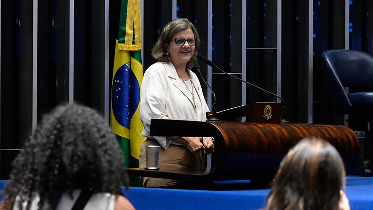 Teresa Leitão homenageia professores e defende recursos para educação