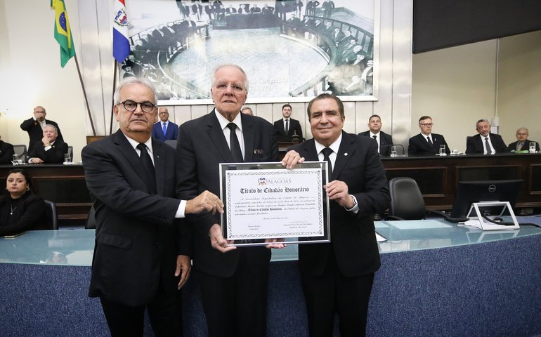 Parlamento concede o título de Cidadão Honorário ao advogado e Grão-Mestre do Grande Oriente do Brasil, Ademir Cândido da Silva