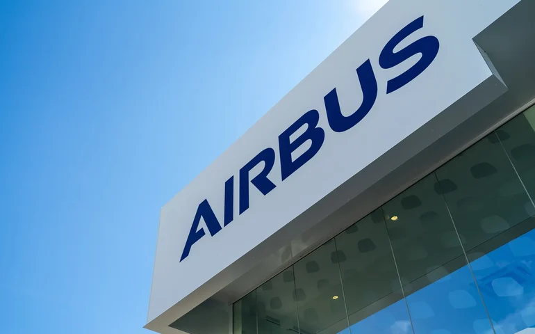 Airbus recebe maior pedido da história para o A220 com 150 aviões encomendados pela AirAsia