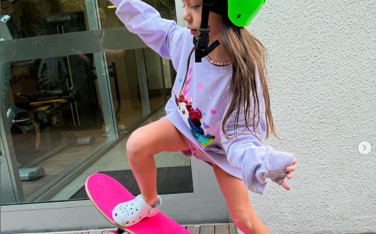 Sabrina Sato mostra manobra de skate da filha de 5 anos: 'Nossa futura fadinha'