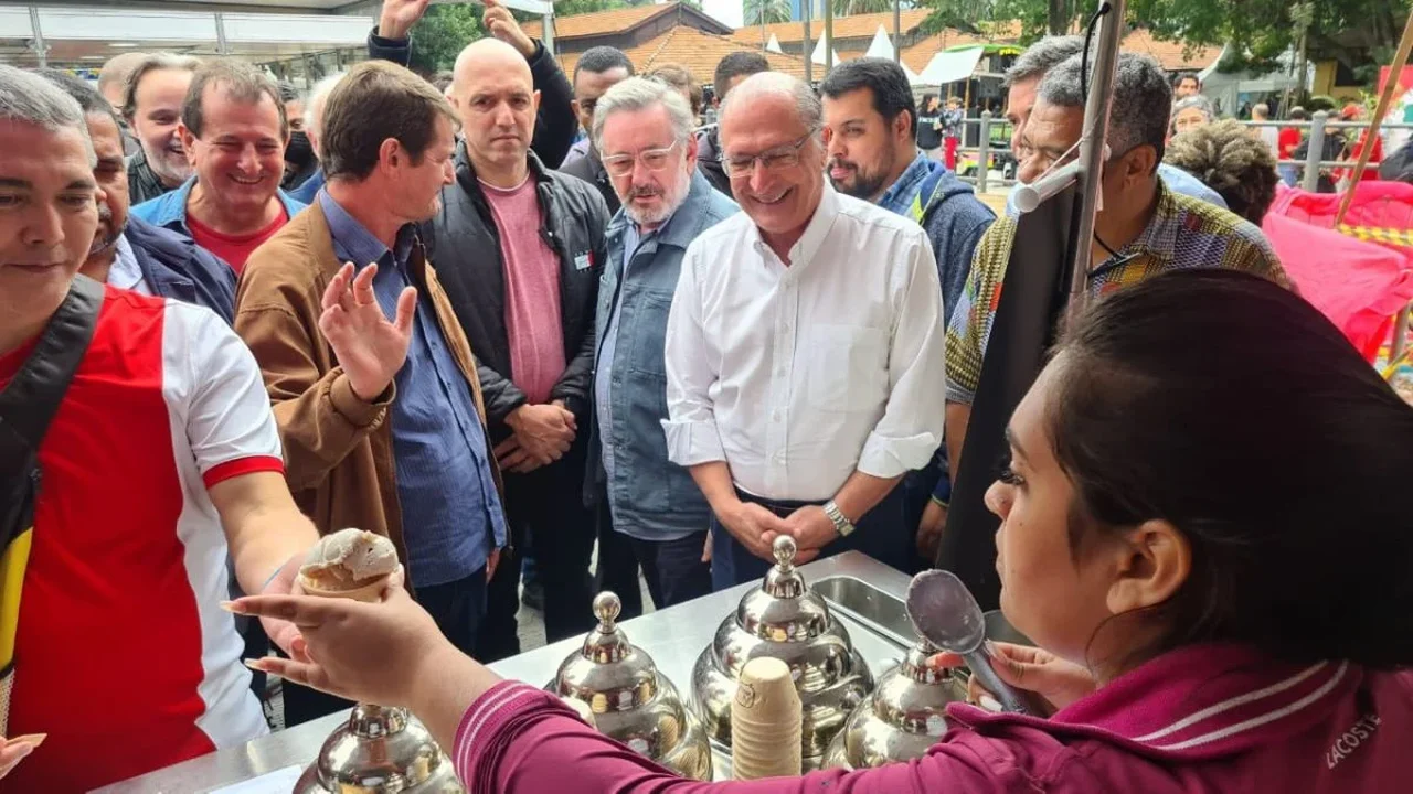 Em feira do MST, ministros de Lula defendem parceria entre governo e movimentos sociais