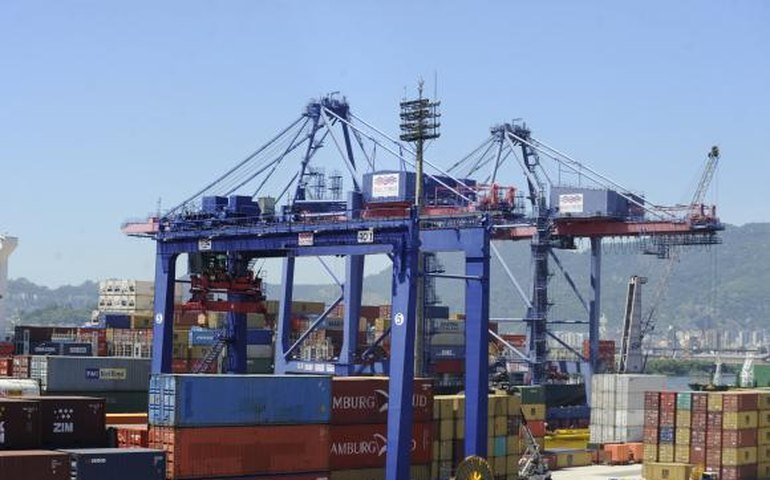 Balança comercial brasileira registra superávit de US$ 6,96 bilhões em outubro