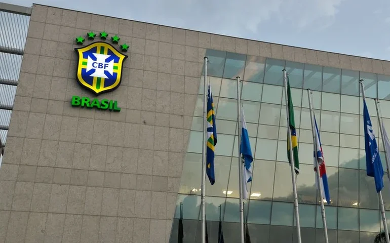 Diretor do Corinthians vê arbitragem 'insegura' na vitória sobre o Inter e vai reclamar na CBF