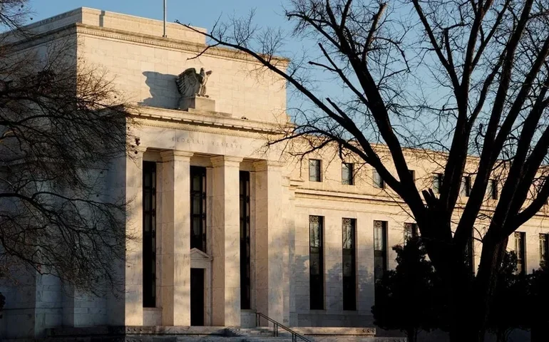 Mercado reduz levemente ainda majoritária chance de Fed cortar juros em setembro, após ata