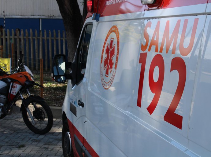 Samu atende vítima em surto psicológico no bairro do Farol em Maceió