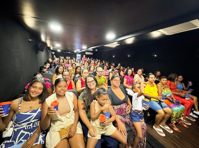 Famílias atendidas pela Secretaria de Assistência Social de Penedo lotam Cine Caixa CAP