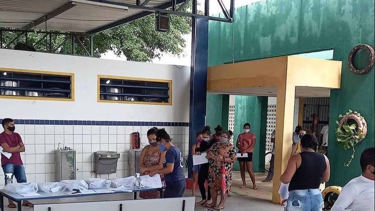 Escolas de Maceió entregam materiais impressos para reforçar ensino em casa
