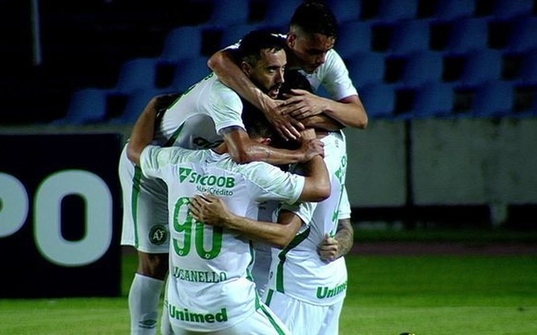 Chapecoense faz 3 a 1 no Sampaio Corrêa e celebra 1ª vitória em casa na Série B
