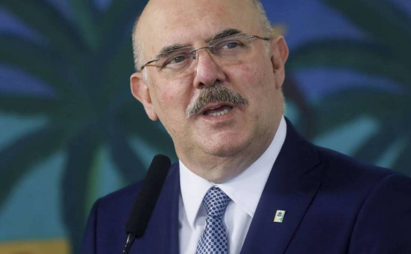 Weintraub ironiza Ribeiro com imagem de arma escondida em Bíblia