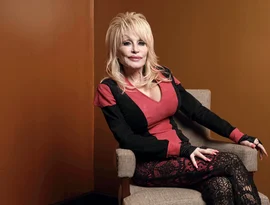 sobrinho de Dolly Parton quer mais tempo para se defender da ordem judicial que restringe a posse de seus bens.