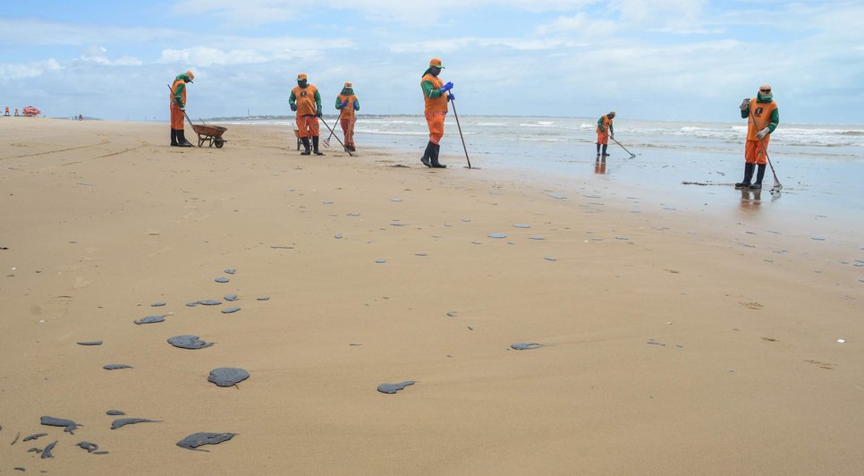 LIMPEZA DE PRAIA ÓLEO / Foto: Felipe Goettenauer