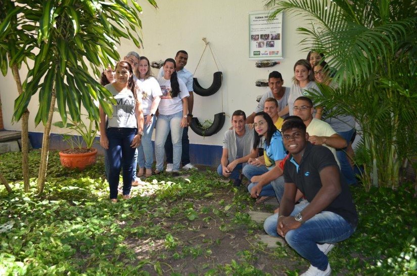 Programa de sustentabilidade ECOS cria horta suspensa no Senac Poço