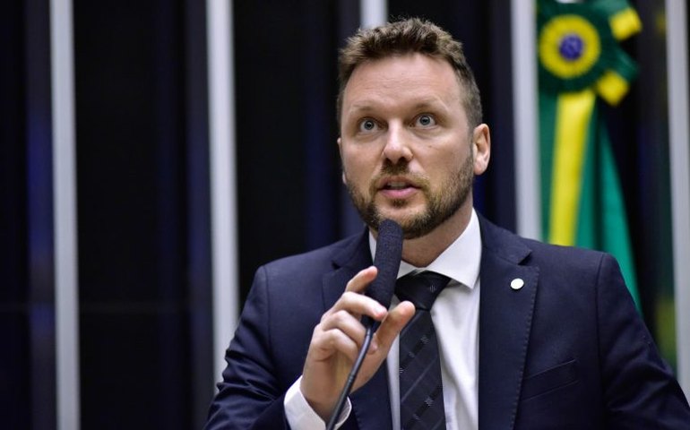 Comissão aprova projeto que prevê a suspensão do registro de veículo