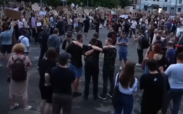 Ucranianos protestam contra nova lei que tem como alvo agências anticorrupção