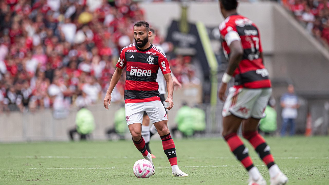 Em grande clássico, Flamengo volta a vencer o Vasco no Maracanã e segue sonhando no Brasileiro