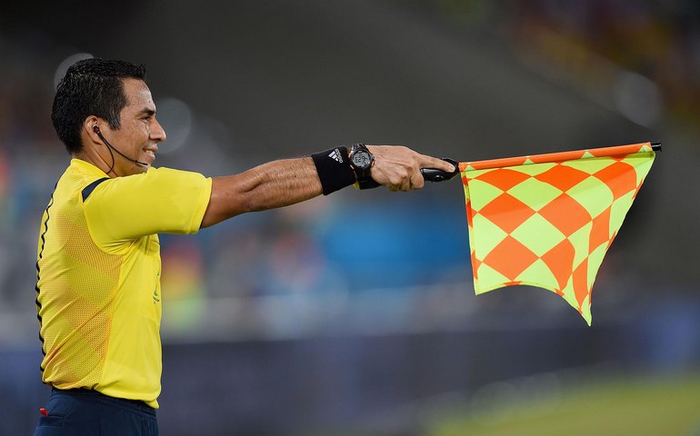 Bandeirinha é nocauteado após levar bolada na cara em partida na Alemanha; veja vídeo