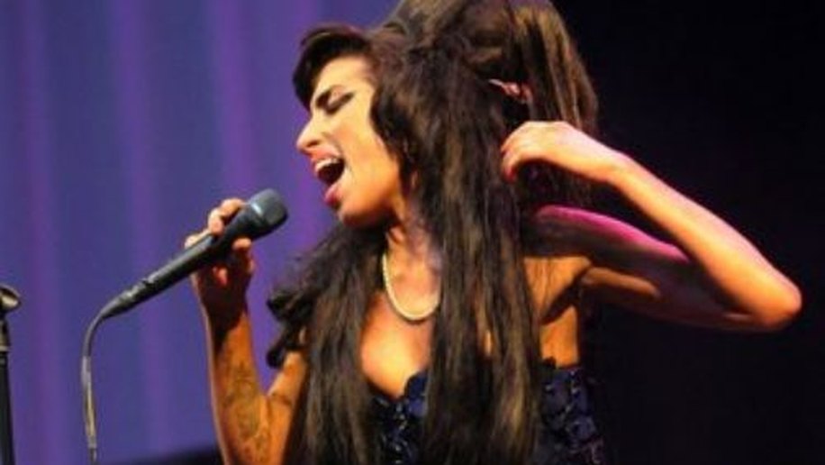 Amy Winehouse ainda domina a parada de discos do Reino Unido