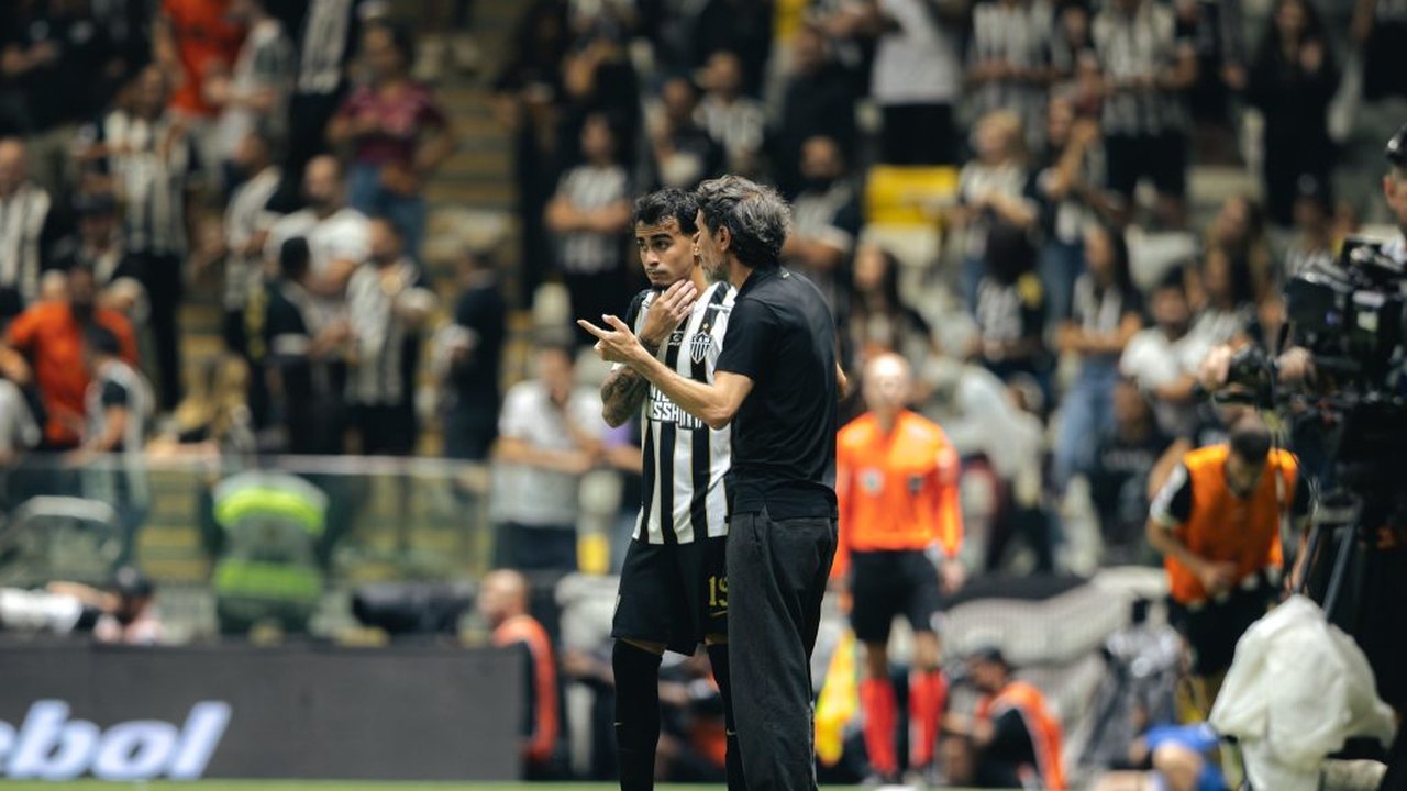 Vitão, do Atlético-MG, deixa clássico de ambulância após choque com o goleiro Delfim