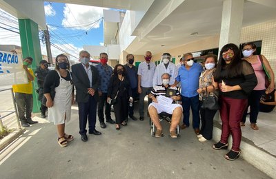 Covid-19: após mais de um mês internado na UTI do Hospital Maceió, delegado aposentado da Polícia Civil recebe altal