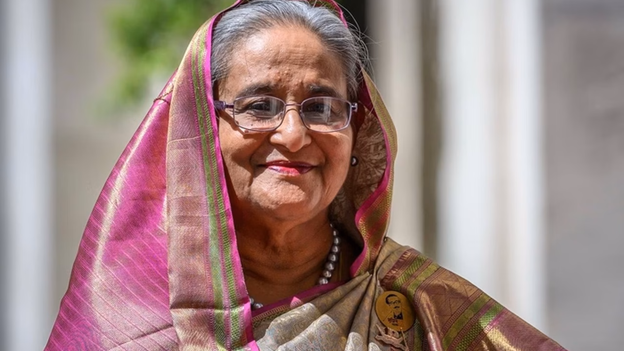 Saiba quem é a primeira-ministra de Bangladesh que renunciou e fugiu após manifestantes invadirem residência oficial 
