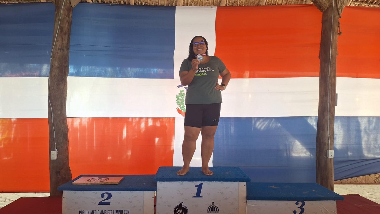 Professora da Uncisal conquista medalha em competição de natação na República Dominicana