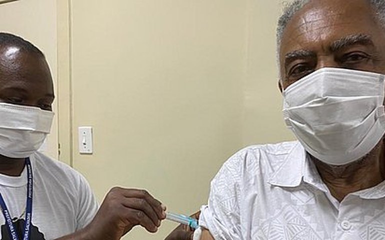 Gilberto Gil é vacinado contra covid-19 ao som de ‘Andar com fé’