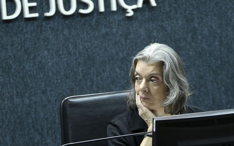 Cármen Lúcia vota por derrubar flexibilização da Lei da Ficha Limpa