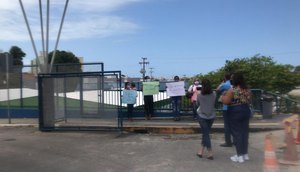 Pacientes oncológicas protestam na porta do Hospital Universitário