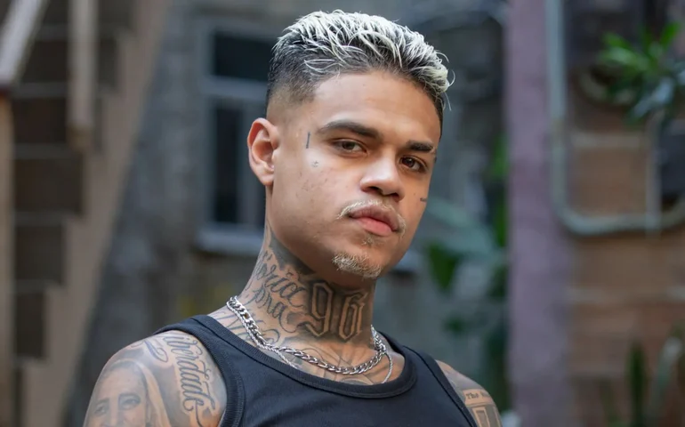 MC Cabelinho troca tatuagem de Bella Campos por nome de cantora americana