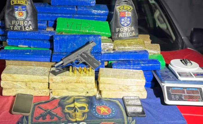 Drogas, arma e materiais do tráfico foram apreendidos durante a operação