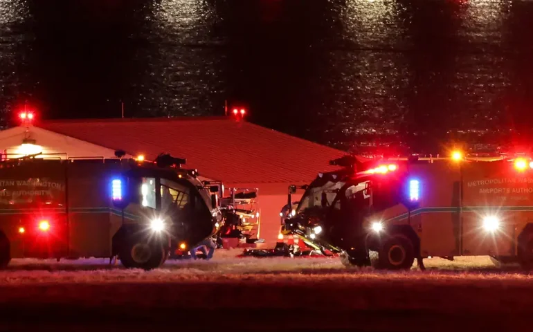 Oficiais dos EUA confirmam morte de todos a bordo após colisão entre helicóptero e avião