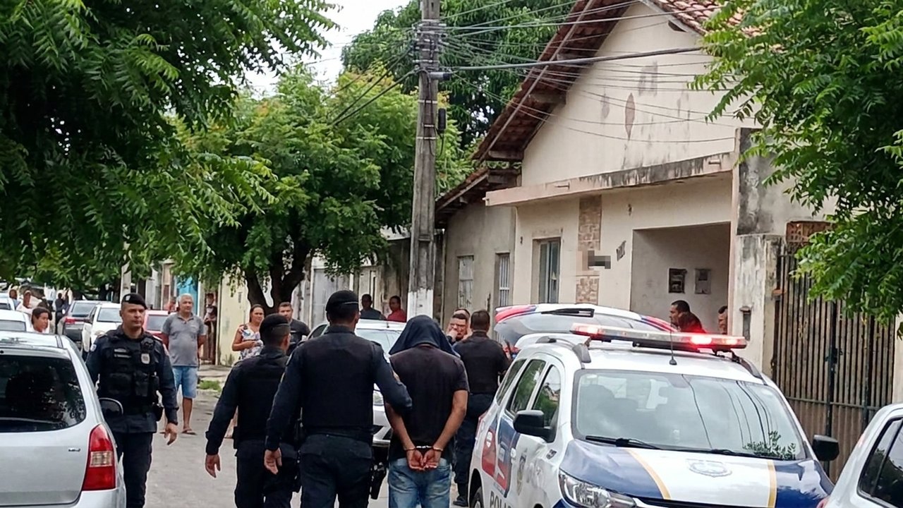 Homem é preso após importunar sexualmente e agredir mulher no Benedito Bentes