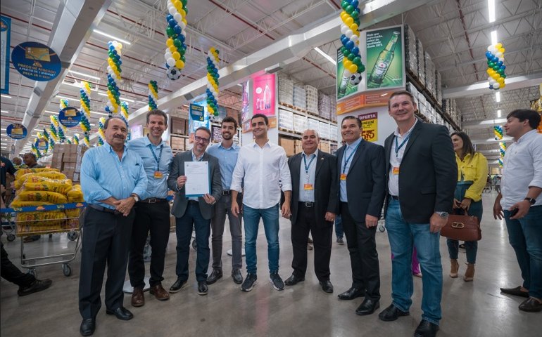 Prefeito JHC prestigia inauguração da nova loja do Assaí, no Farol