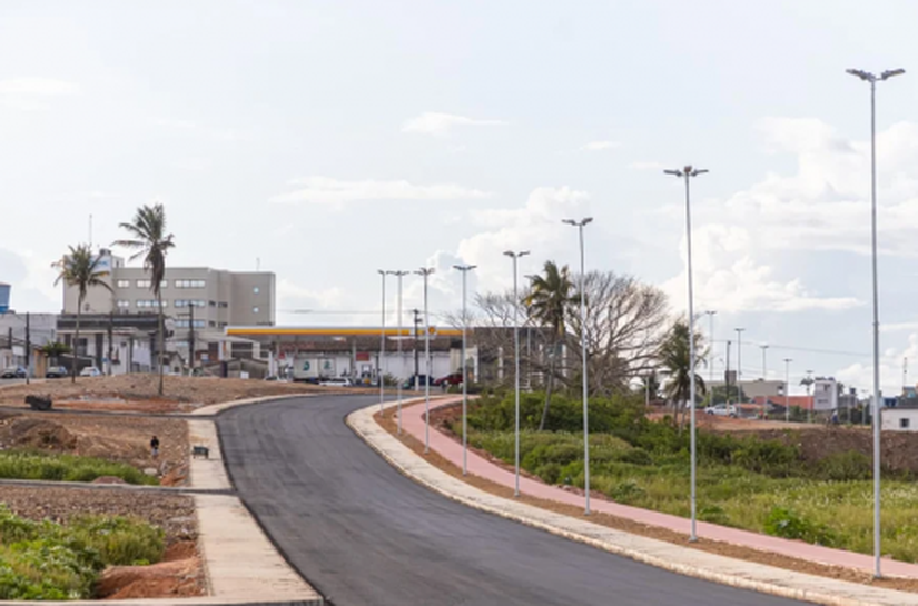 Obra da Marginal do Riacho Piauí, em Arapiraca, recebe sinalização asfáltica