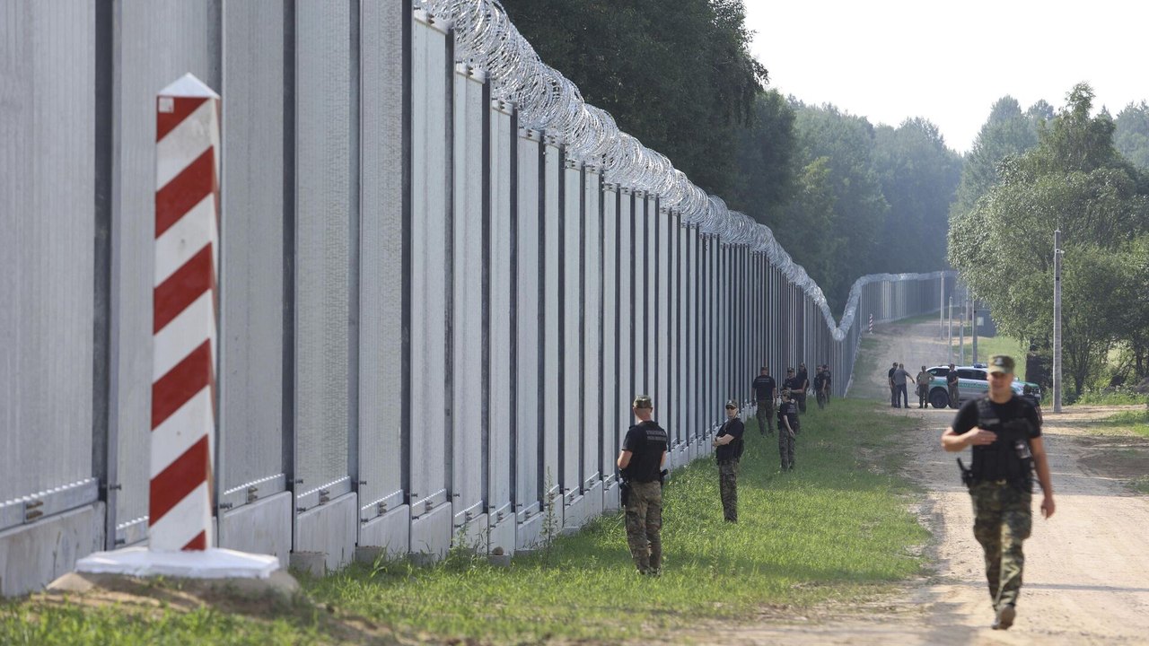 Polônia promete concluir e fechar muro na fronteira com Belarus em 2025