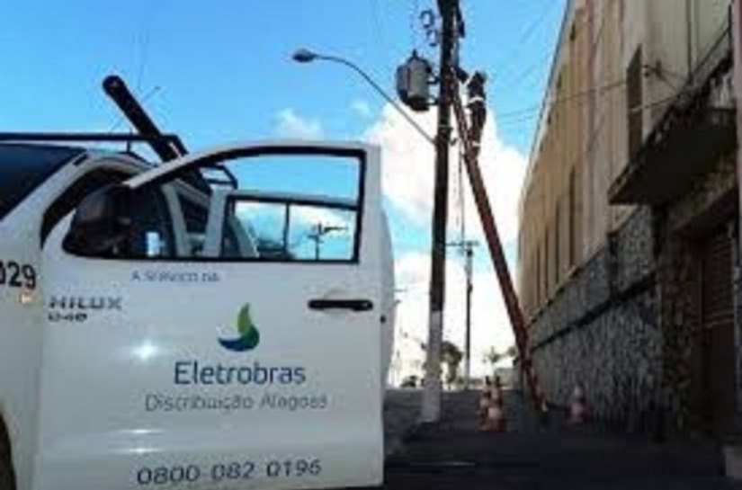 Eletrobras Alagoas realiza manutenção da rede elétrica em Coruripe