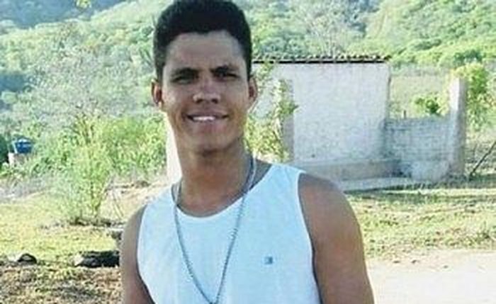 Janiel mergulhou num ponto profundo do Rio São Francisco e se afogou Janiel mergulhou num ponto profundo do Rio São Francisco e se afogou