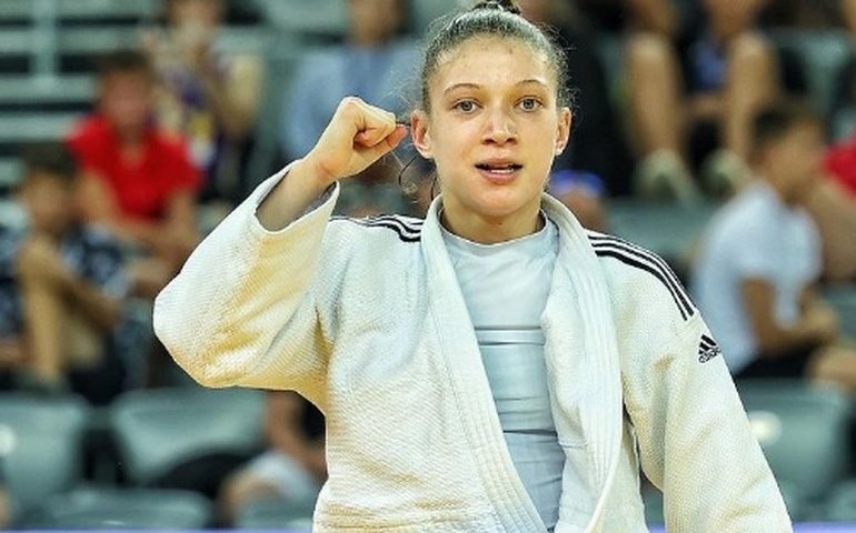 Brasileira de 15 anos faz campanha perfeita e conquista o Mundial sub-18 de judô