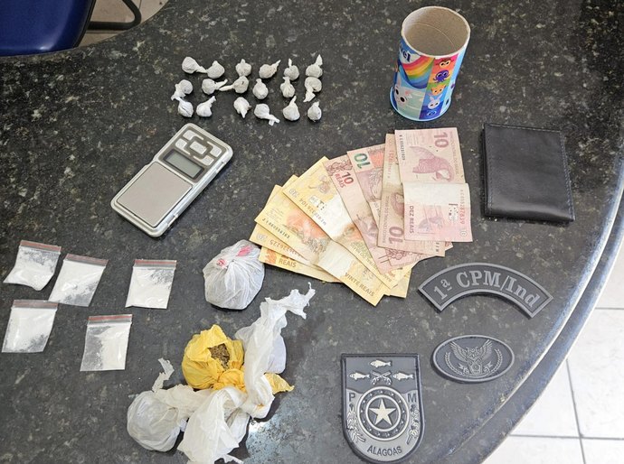 PM conduz quatro pessoas à delegacia por tráfico de drogas e porte ilegal de arma no interior