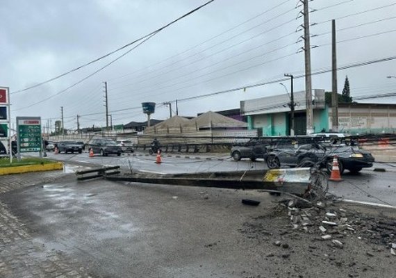 Ônibus sem controle ﻿atinge poste na Av. Menino Marcelo