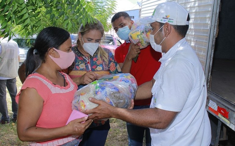 Prefeitura de Penedo leva assistência social para famílias da comunidade Ponta Mofina