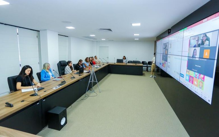 Secretaria da Criança discute primeira infância com referência em políticas públicas