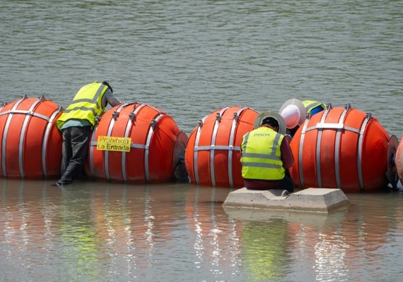 Tribunal federal dos EUA ordena que Texas remova boias antimigrantes