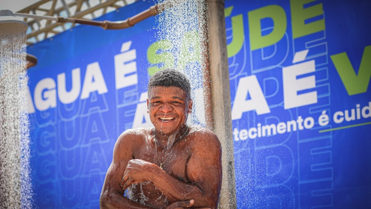 Governador inaugura sistema de abastecimento que leva água para sertanejos