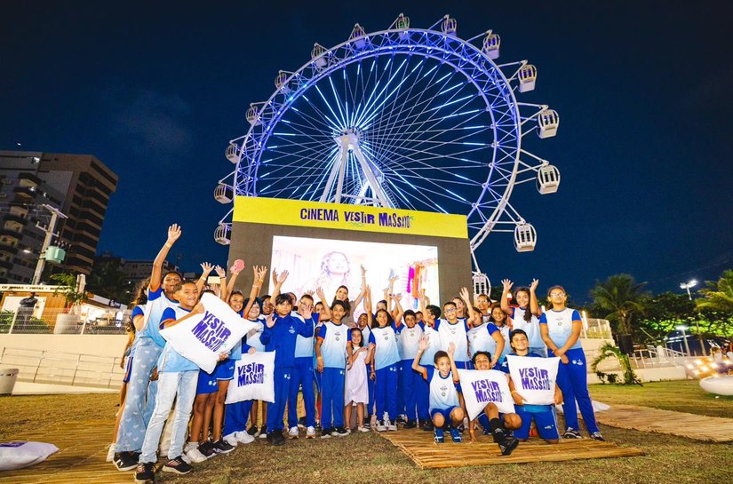 Marina Cândia leva estudantes da rede municipal para passeio na Roda Gigante e sessão de Cinema na Praça