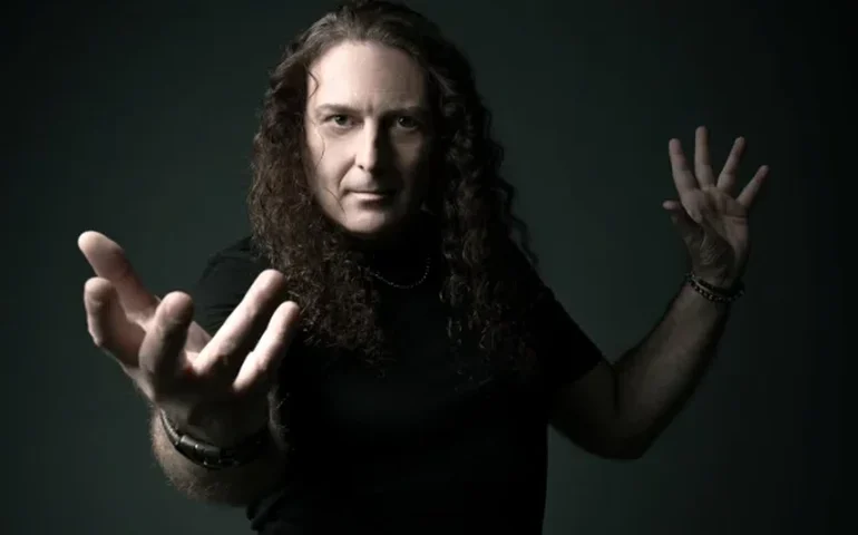 Angra anuncia saída do vocalista Fabio Lione