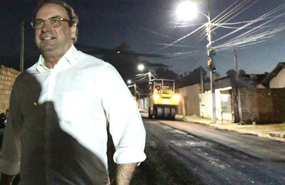 Dia e noite, prefeito Luciano acompanha pavimentação asfáltica no Brisa do Lago