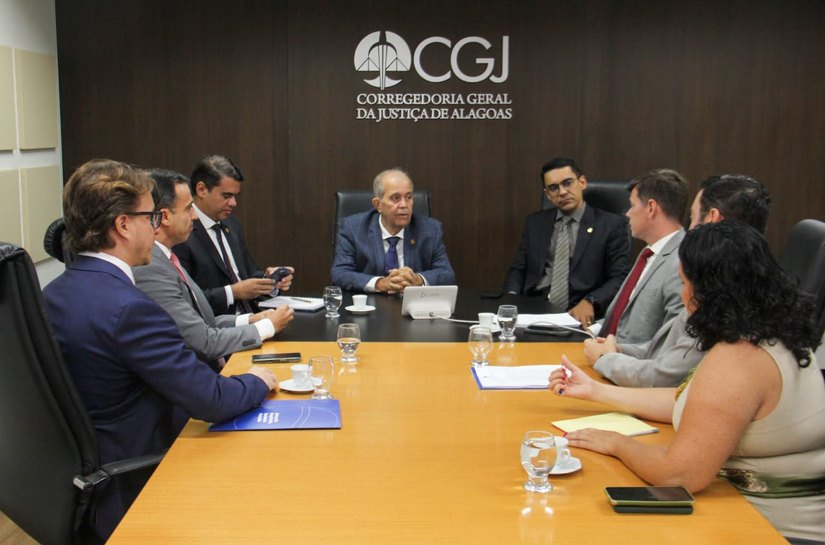 Corregedor Celyrio Adamastor dialoga com representantes da OAB/AL