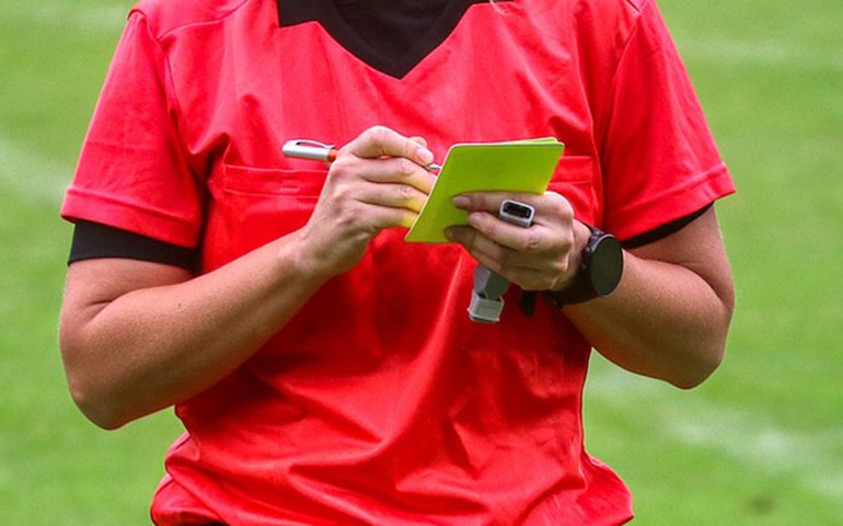 Medico da Fifa defende o uso do cartão amarelo para jogador que cuspir em campo